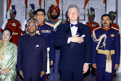 President Clinton and President K.R. Narayanan stand at attention for the National Anthem prior to the State Dinner at the Banquet Hall, Rashtrapati Bhavan, New Delhi.