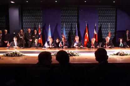 The President participates in a signing ceremony on the Baku-Ceyhan oil pipeline.