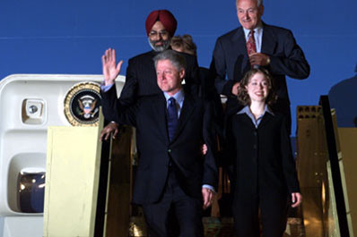 President Clinton and daughter Chelsea arrive Palam Air Force Station, New Delhi, India.
