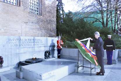 The President lays a wreath at the Tomb of the Unknown Soldier.