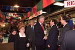 The President tours Hartford's El Mercado.; Photo by Sharon Farmer; November 4, 1999