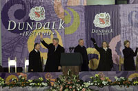 President Clinton greets the crowd at the Courthouse Square in Dundalk, Ireland. He is accompanied by First Lady Hillary Clinton, daughter Chelsea Clinton, and Taoiseach Bertie Ahern